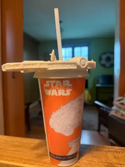 Vaso Star Wars con tapa Millenium Falcon - miniatura 1