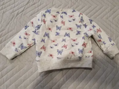 Polerón de bebé con diseño de mariposas - miniatura 2