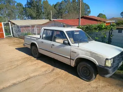 Camioneta pickup blanca en buen estado - miniatura 1