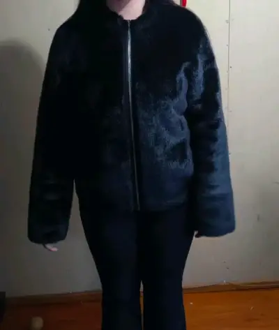 Chaqueta de mujer negra con cierre frontal - miniatura 1