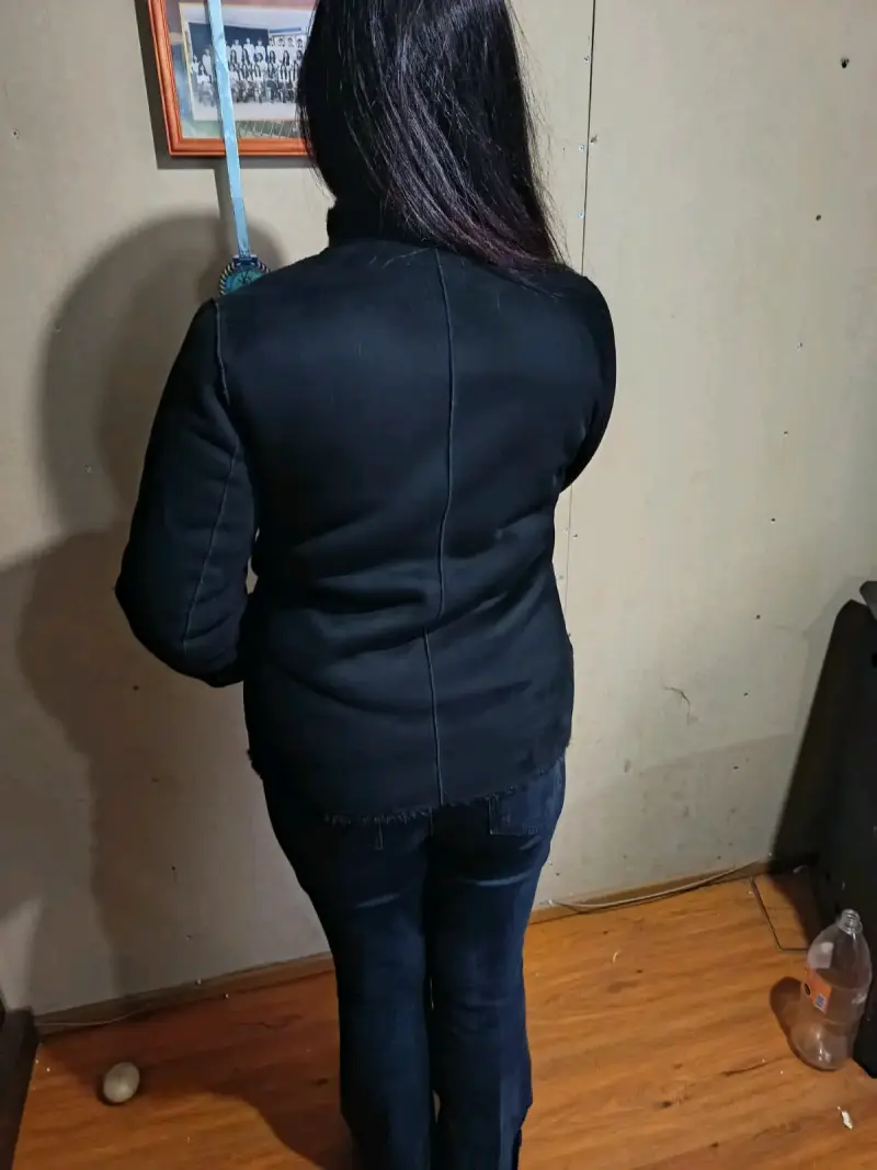 Chaqueta de mujer negra con cierre frontal - 6
