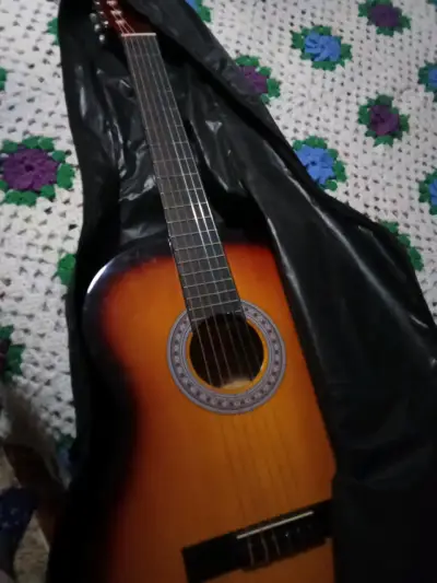 Guitarra clásica de madera con funda - miniatura 1