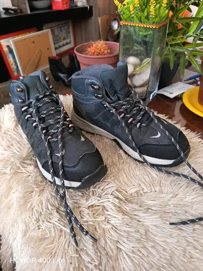 Botas de senderismo negras con suela antideslizante - miniatura 1