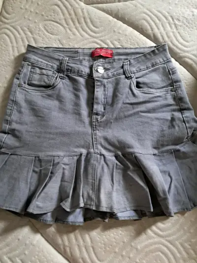 Falda de mezclilla gris con volantes para mujer - miniatura 1