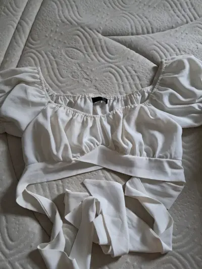 Blusa blanca con mangas abullonadas - miniatura 1