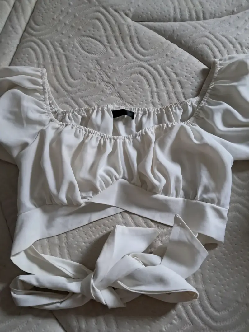 Blusa blanca con mangas abullonadas - 2