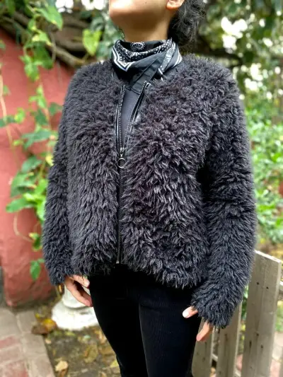 Chaqueta de piel sintética negra para mujer - miniatura 1