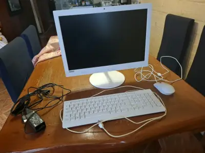Computador All-in-One Lenovo con teclado y mouse - miniatura 1