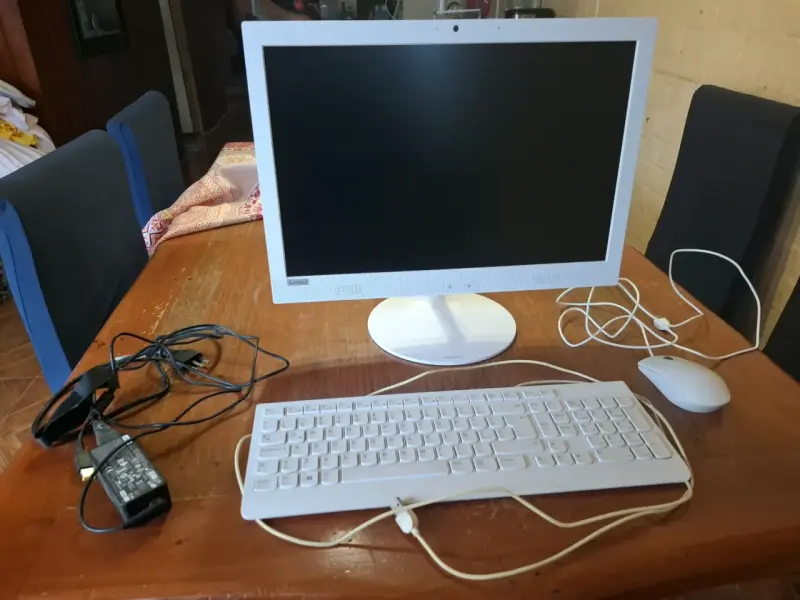 Computador All-in-One Lenovo con teclado y mouse - 2