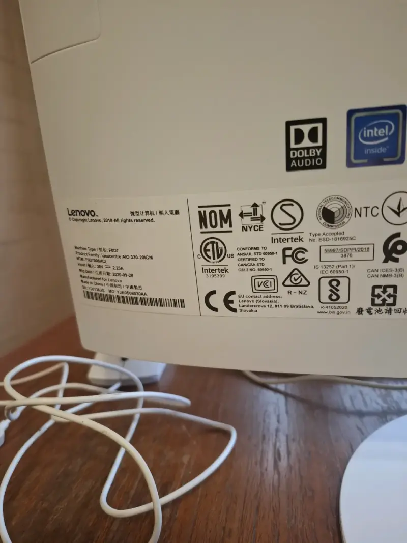 Computador All-in-One Lenovo con teclado y mouse - 3