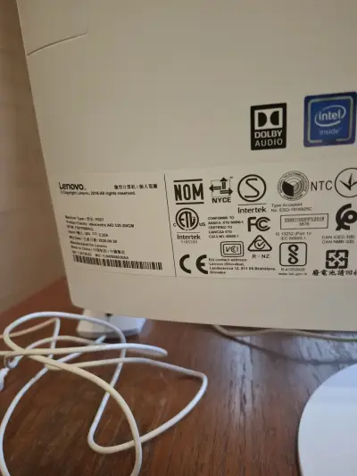 Computador All-in-One Lenovo con teclado y mouse - miniatura 3