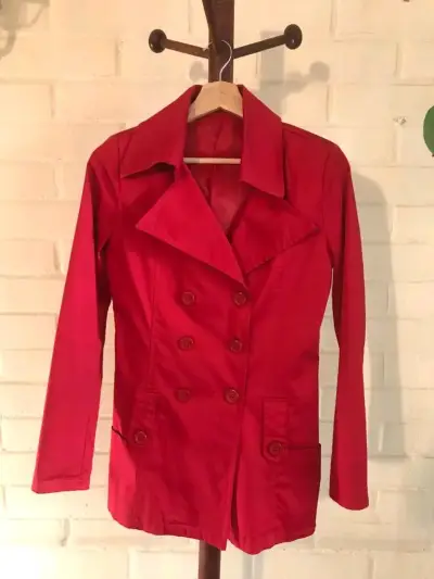 Abrigo rojo de mujer con botones - miniatura 1
