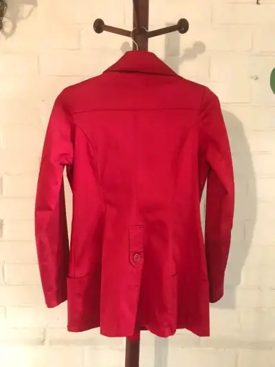 Abrigo rojo de mujer con botones - miniatura 2