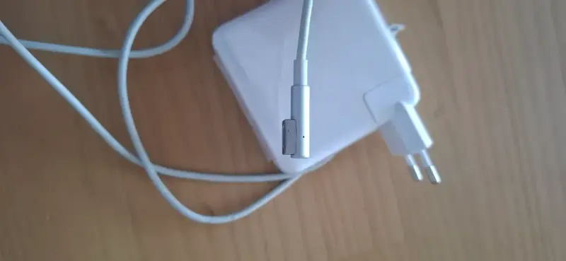 Cargador de MacBook con conector MagSafe - 3