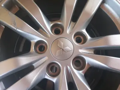 Llantas de aleación Mitsubishi con neumáticos 15 pulgadas - miniatura 1