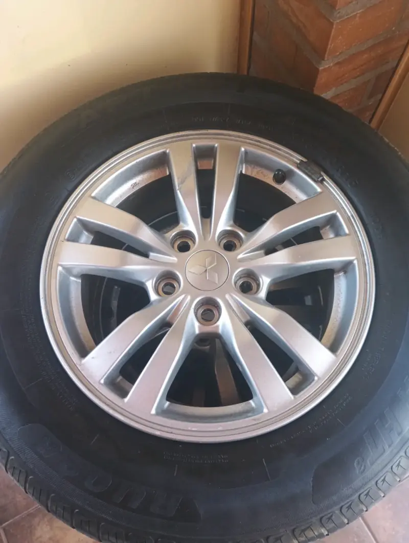 Llantas de aleación Mitsubishi con neumáticos 15 pulgadas - 3