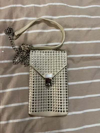 Cartera de mano con tachas metálicas - miniatura 1