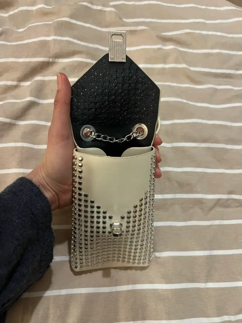 Cartera de mano con tachas metálicas - 2