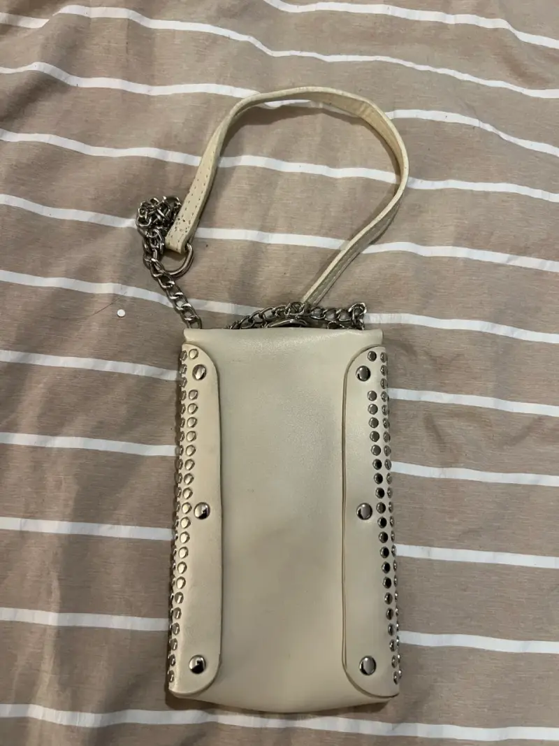 Cartera de mano con tachas metálicas - 3