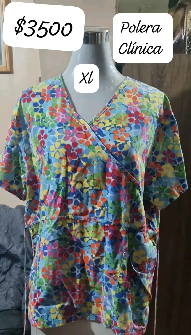 Polera clínica estampada colorida talla XL