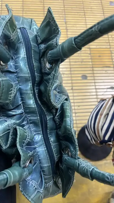 Bolso de mano verde estilo cocodrilo - miniatura 3