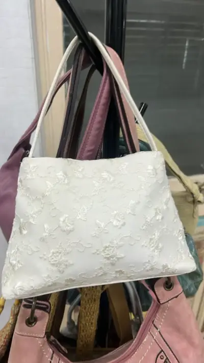 Bolso de mano blanco con encaje floral - miniatura 1