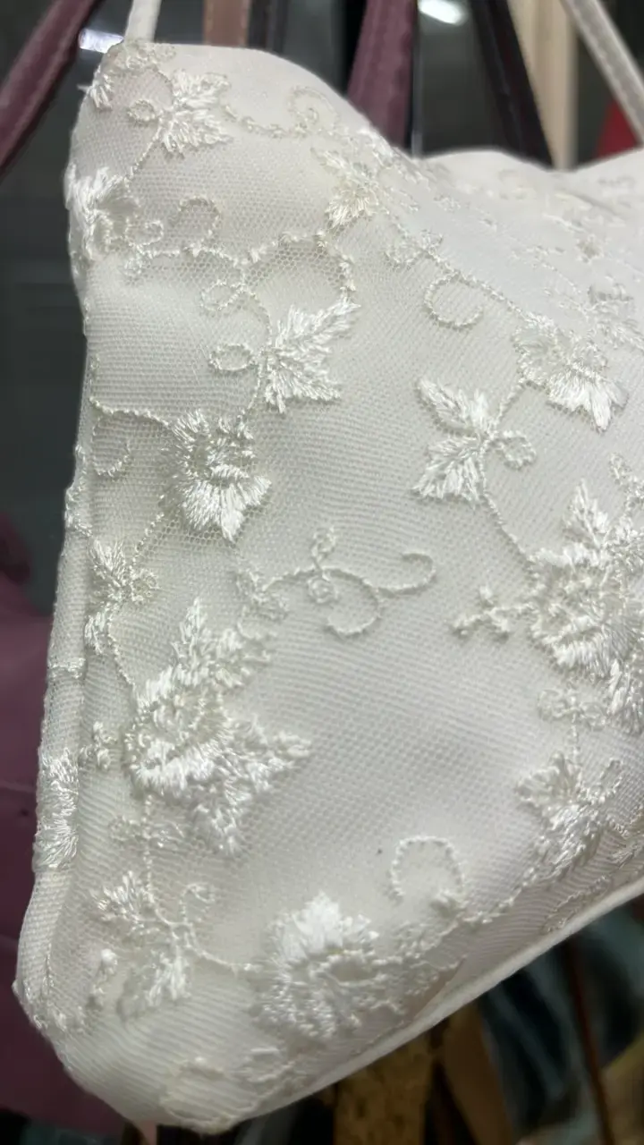 Bolso de mano blanco con encaje floral - 2