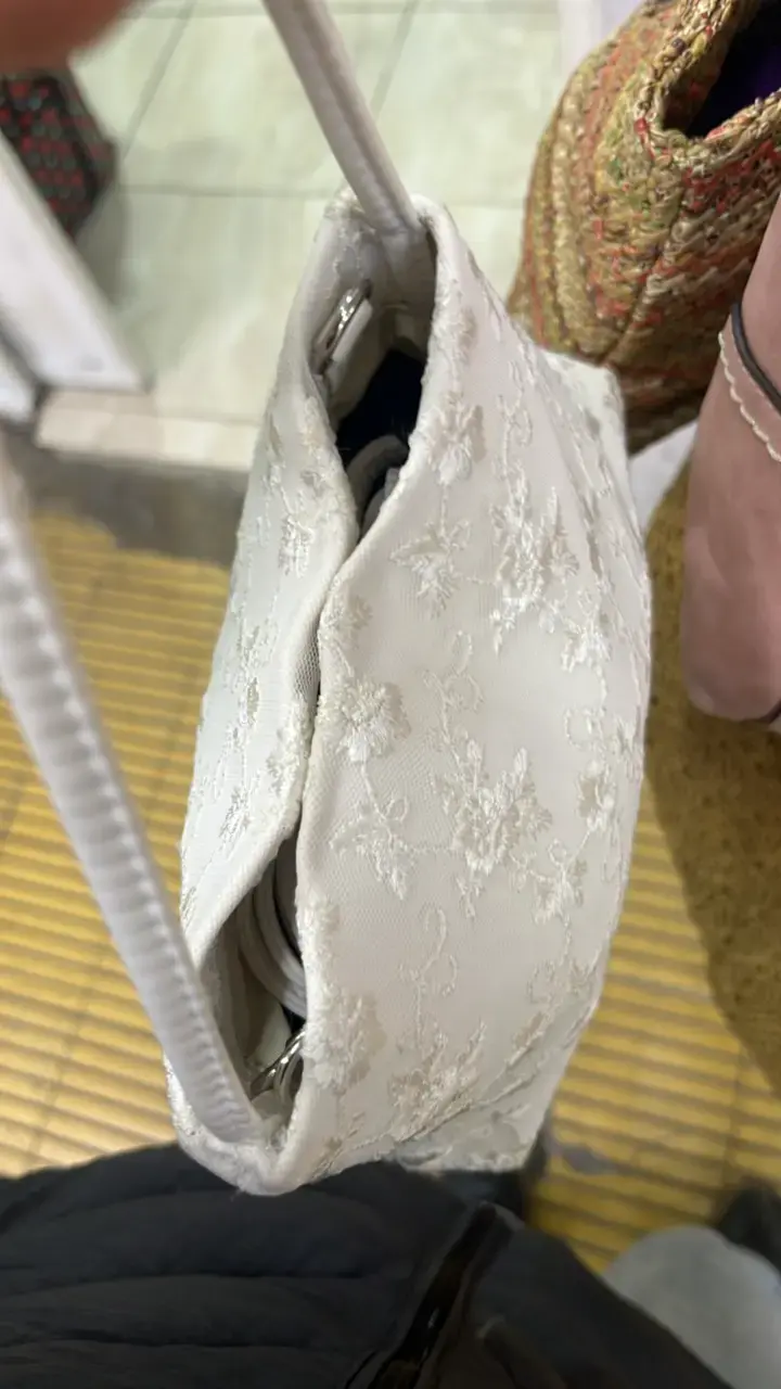 Bolso de mano blanco con encaje floral - 3