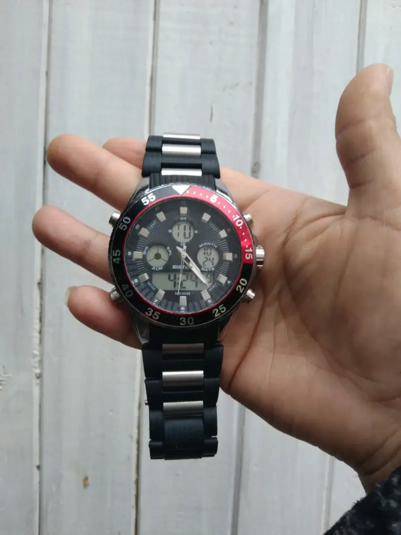 Reloj deportivo analógico y digital con correa negra