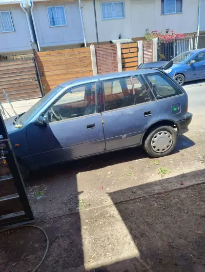 Auto compacto Suzuki Swift 1989 en buen estado - miniatura 2