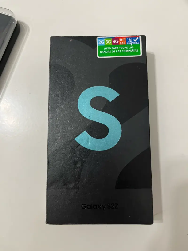 Samsung Galaxy S22 con dos fundas y protector - 1