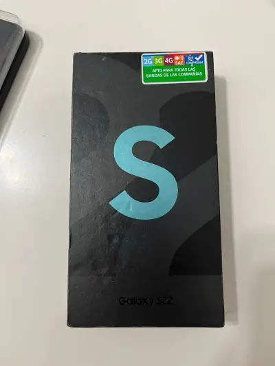 Samsung Galaxy S22 con dos fundas y protector - miniatura 1