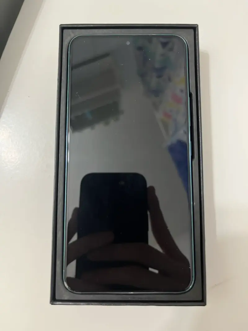 Samsung Galaxy S22 con dos fundas y protector - 2