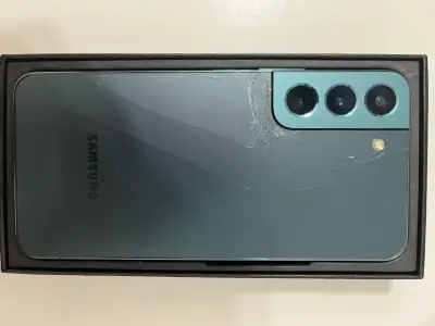 Samsung Galaxy S22 con dos fundas y protector - miniatura 3