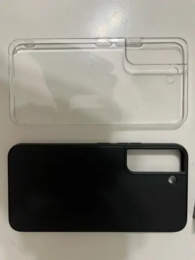 Samsung Galaxy S22 con dos fundas y protector - miniatura 4