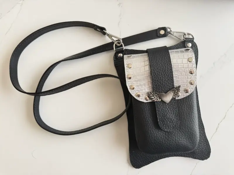 Bolso bandolera negro con solapa decorativa - 1
