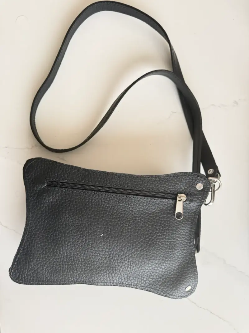 Bolso bandolera negro con solapa decorativa - 2