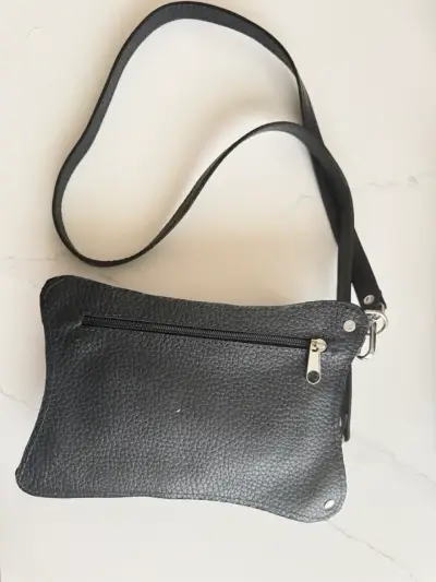 Bolso bandolera negro con solapa decorativa - miniatura 2