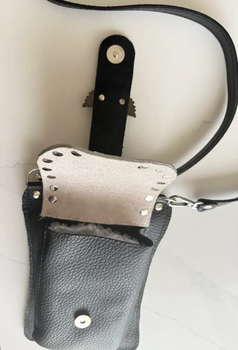 Bolso bandolera negro con solapa decorativa - 3