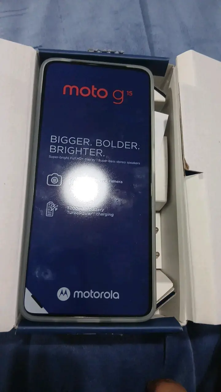 Smartphone Motorola Moto G15 con triple cámara - 2