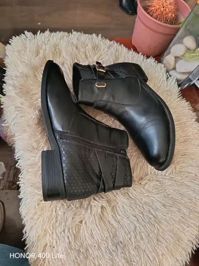 Botines de cuero sintéticoo negro con hebillas - miniatura 1