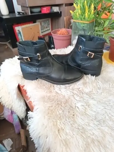Botines de cuero sintéticoo negro con hebillas - miniatura 2