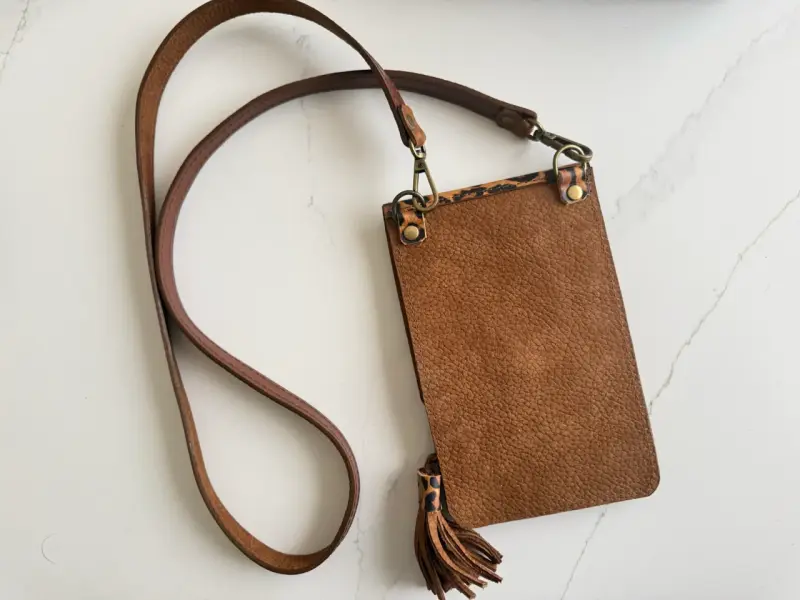 Cartera de Cuero con Estampado Animal Print y Flecos - 2