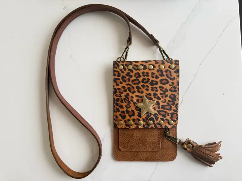 Cartera de Cuero con Estampado Animal Print y Flecos - 3
