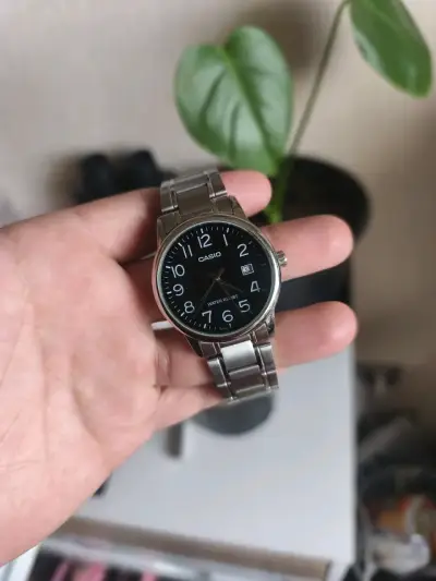 Reloj Casio de acero inoxidable resistente al agua - miniatura 1