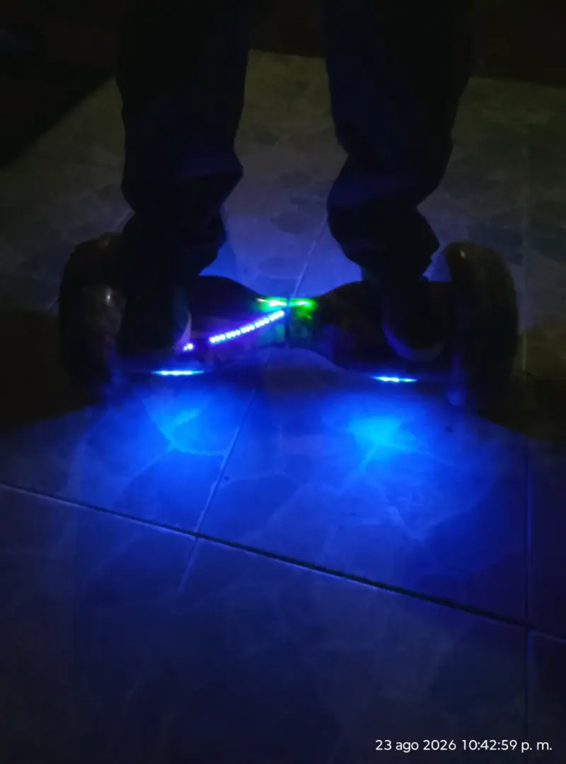 Hoverboard con luces LED y diseño galáctico - 2