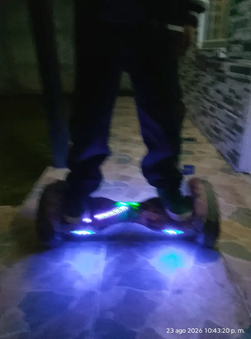 Hoverboard con luces LED y diseño galáctico - 3