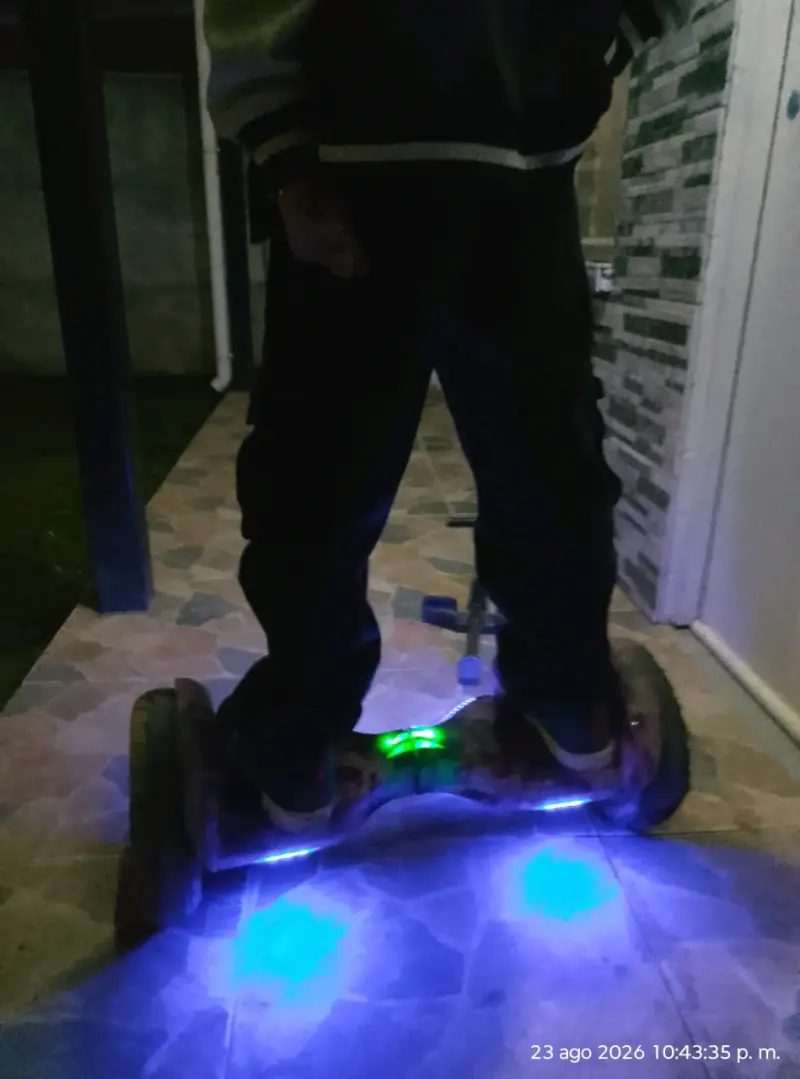 Hoverboard con luces LED y diseño galáctico - 4
