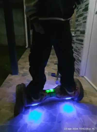 Hoverboard con luces LED y diseño galáctico - miniatura 4