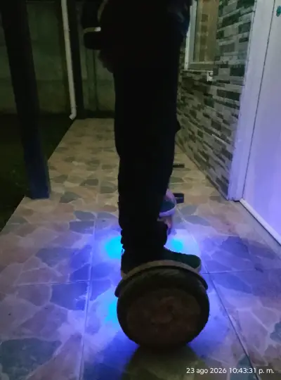 Hoverboard con luces LED y diseño galáctico - miniatura 5